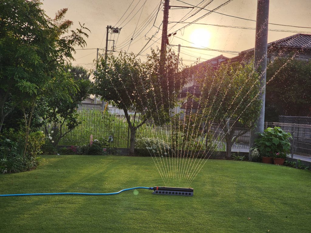 スプリンクラーで芝生の庭に散水