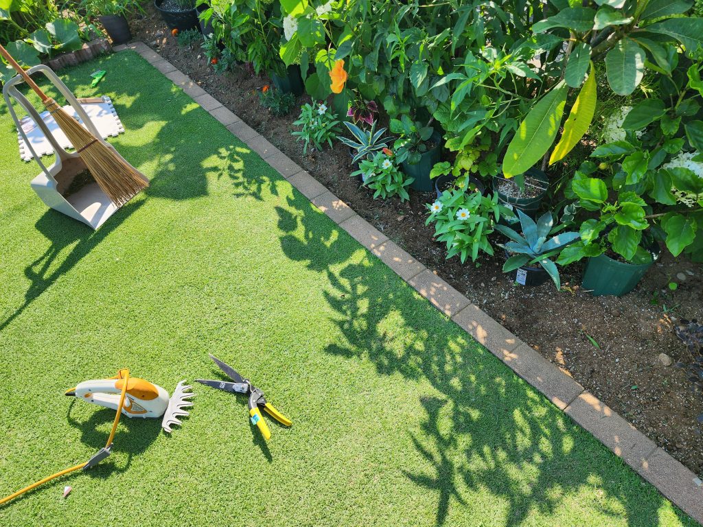 芝生と花壇と手入れ道具